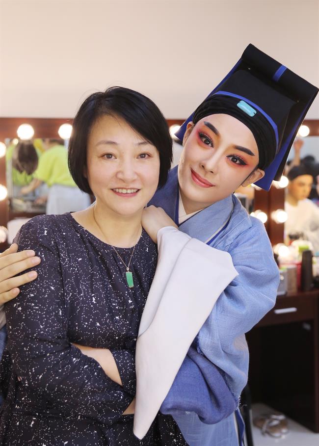 支涛教授指导学生陈丽君参赛《惊塔》后台合影.jpg 支涛教授指导学生陈丽君参赛《惊塔》后台合影.jpg