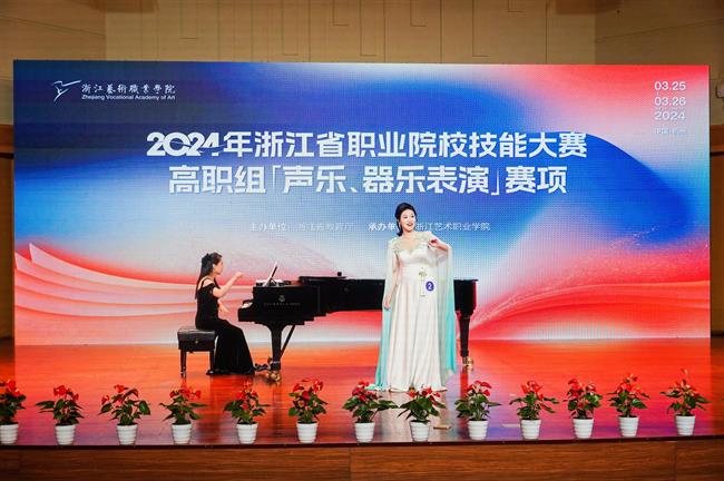 演唱-我校周俐彤.jpg 演唱-我校周俐彤.jpg