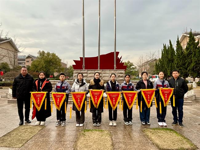 “流动红旗”颁奖.jpg “流动红旗”颁奖.jpg