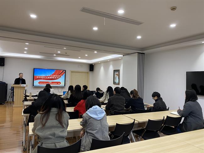 组织开展各类培训,不断提升教师的教学能力和学术研究水平,打造高素质思想政治理论课教学队伍,为思政理论课的高质量发展提供人才支撑。.jpg 组织开展各类培训,不断提升教师的教学能力和学术研究水平,打造高素质思想政治理论课教学队伍,为思政理论课的高质量发展提供人才支撑。.jpg