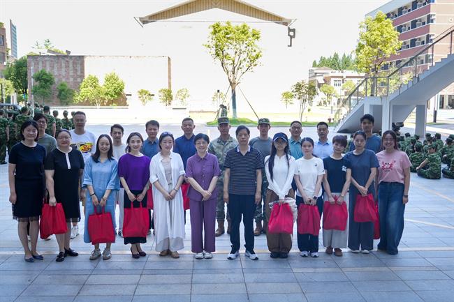 照片3合影.jpg 照片3合影.jpg